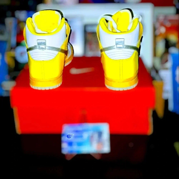 Nike Women's Dunk High Premium (2008) 'Tour Yellow' - Picture 3 of 4